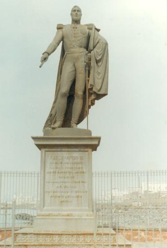 La statua di S.M. Ferdinando II posta in fondo al viale dell'opificio di Pietrarsa