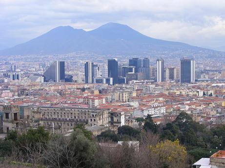 panorama di Napoli con il centro direzionale ed il Vesuvio
