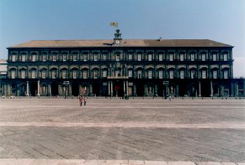 Napoli - Il Palazzo Reale sul quale sventola il vessillo Nazionale