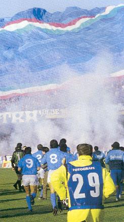 Stadio San Paolo - L'ingresso dei giocatori azzurri in campo il 10 maggio 1987, giorno del primo scudetto